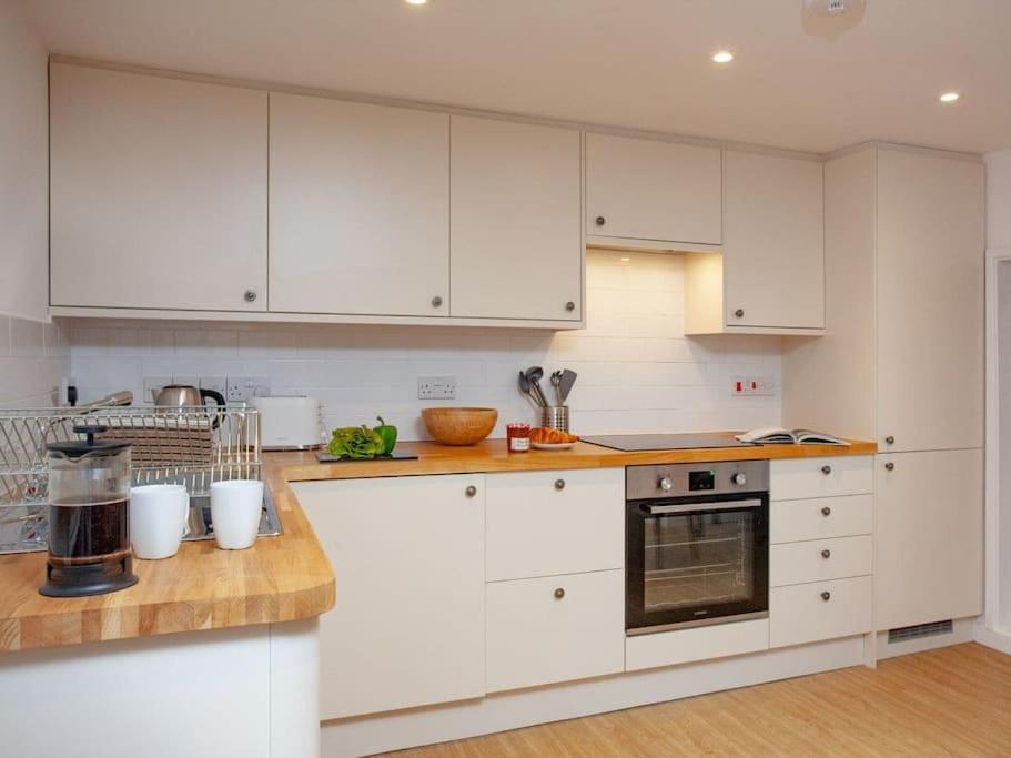 1 Perfectly Located Stylish, Comfortable Apartment Sidmouth Exterior photo